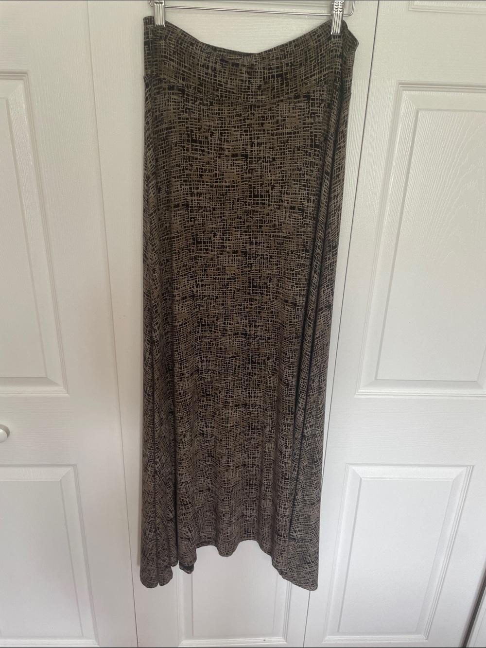 Maxi skirt in neutral shades/graphic print. Size M
